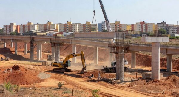 Obras de expansão da Linha 1 do Metrô-DF em Samambaia, com trilhos e estruturas em construção no Distrito Federal.