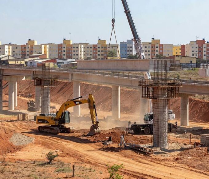 Obras de expansão da Linha 1 do Metrô-DF em Samambaia, com trilhos e estruturas em construção no Distrito Federal.