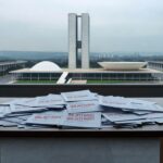 Fachada da Câmara Legislativa do DF com elementos de demora e críticas em lei de reinserção de idosos no trabalho.