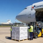 Caixas de vacinas contra Covid-19 chegando ao Distrito Federal do Ministério da Saúde, em aeroporto de Brasília.