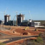 Vista de área urbana em desenvolvimento em Riacho Fundo II, Distrito Federal, com construções e infraestrutura moderna.