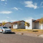 Viatura da PMDF em rua residencial no Recanto das Emas, ilustrando identificação de crianças em vulnerabilidade.