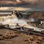Barragem de Santa Maria transbordando no DF, expondo falhas na gestão hídrica.