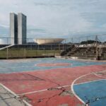 Quadra de futsal deteriorada em Brasília, destacando falta de investimentos no esporte no DF.