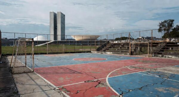 Quadra de futsal deteriorada em Brasília, destacando falta de investimentos no esporte no DF.