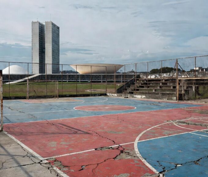 Quadra de futsal deteriorada em Brasília, destacando falta de investimentos no esporte no DF.