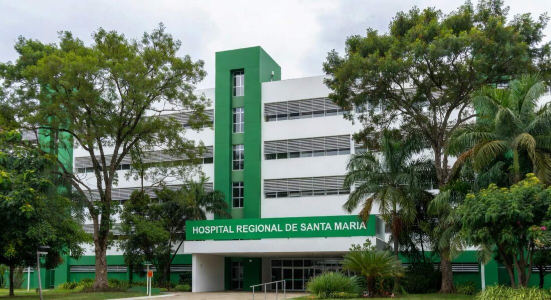 Fachada do Hospital Regional de Santa Maria no DF, simbolizando dedicação a paciente em coma.