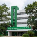 Fachada do Hospital Regional de Santa Maria no DF, simbolizando dedicação a paciente em coma.