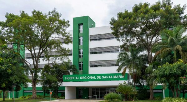 Fachada do Hospital Regional de Santa Maria no DF, simbolizando dedicação a paciente em coma.