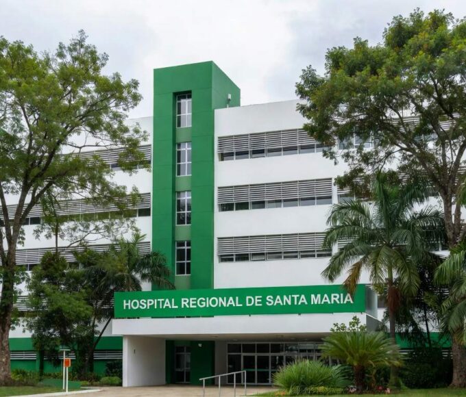 Fachada do Hospital Regional de Santa Maria no DF, simbolizando dedicação a paciente em coma.