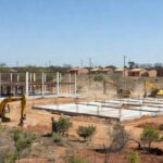 Canteiro de obras para construção de centros educacionais no Recanto das Emas, Brasília