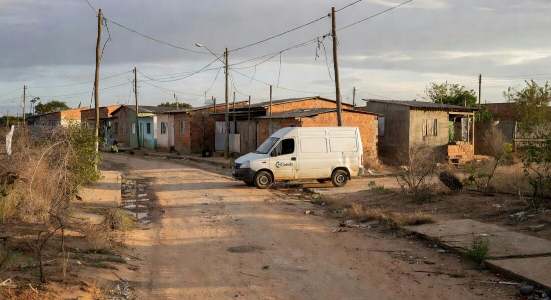 Van itinerante da Caesb em rua de Brasília para suprir falhas de atendimento
