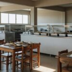 Restaurante comunitário do GDF com mesas e bandejas de refeições no Distrito Federal