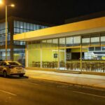 Viaturas da polícia do DF em frente a bares de Brasília durante fiscalização para a Copa do Mundo 2026