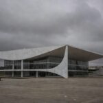 Plenário vazio da Câmara dos Deputados representando desperdício de dinheiro público