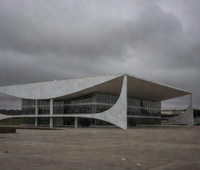 Plenário vazio da Câmara dos Deputados representando desperdício de dinheiro público