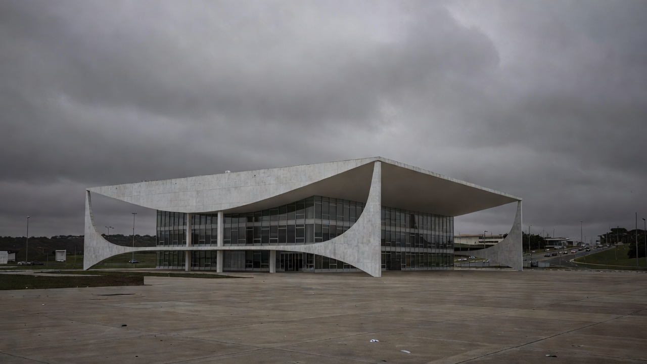 Plenário vazio da Câmara dos Deputados representando desperdício de dinheiro público