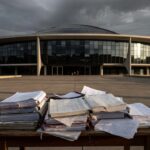 Esplanada dos Ministérios em Brasília sob céu nublado, simbolizando insuficiência orçamentária na educação, saúde e cultura