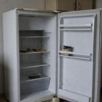 Mesa com alimentos escassos em cozinha do DF representando insegurança alimentar de idosos