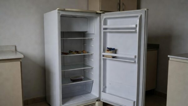 Mesa com alimentos escassos em cozinha do DF representando insegurança alimentar de idosos