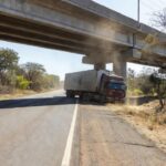 Carreta presa em viaduto da EPIA Sul no Distrito Federal