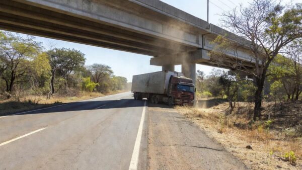 Carreta presa em viaduto da EPIA Sul no Distrito Federal