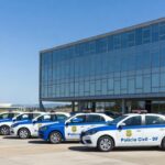 Viaturas da Polícia Civil em operação contra descontos irregulares em aposentadorias no DF