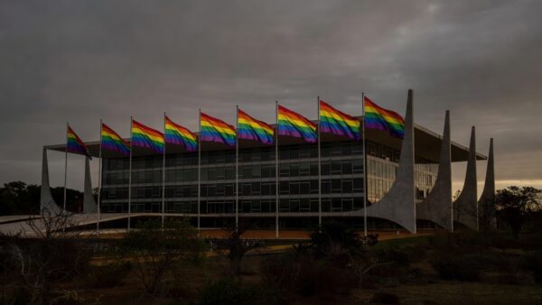Congresso Nacional em Brasília com bandeira arco-íris e sombras representando discriminação no DF