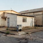 Centro de assistência social abandonado em Brasília representando falência do poder público