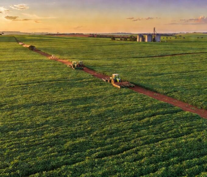Paisagem rural no DF com campos e estradas de terra, representando atrasos no setor agrícola