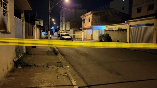 Rua no Recanto das Emas com área isolada pela polícia do DF após mortes