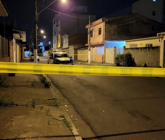 Rua no Recanto das Emas com área isolada pela polícia do DF após mortes