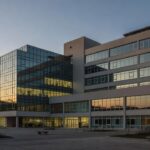 Hospital brasileiro ao entardecer simbolizando morte por câncer