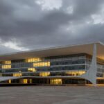 Fachada da CLDF em Brasília com documentos representando balanço negativo do semestre