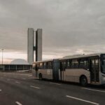 Escola pública no DF com ônibus vazio, representando tarifa zero e crise de evasão escolar