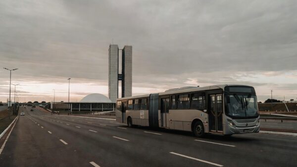 Escola pública no DF com ônibus vazio, representando tarifa zero e crise de evasão escolar