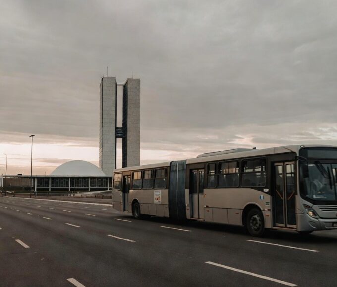 Escola pública no DF com ônibus vazio, representando tarifa zero e crise de evasão escolar