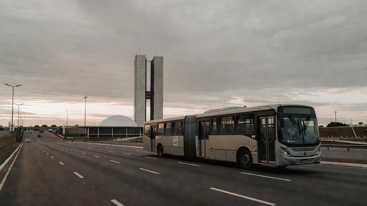 Escola pública no DF com ônibus vazio, representando tarifa zero e crise de evasão escolar