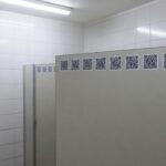 Adesivos com QR Code em banheiro público do DF para ajudar vítimas de violência