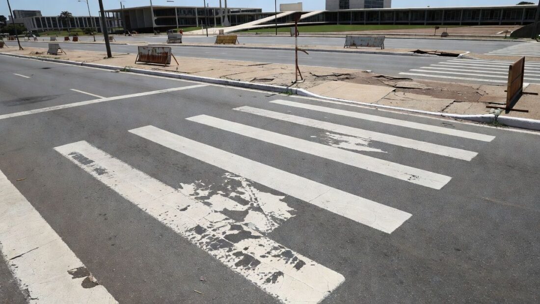 Faixas elevadas em frente a escola e hospital no DF, lei impõe custos altos
