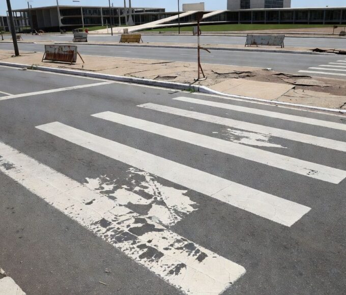 Faixas elevadas em frente a escola e hospital no DF, lei impõe custos altos