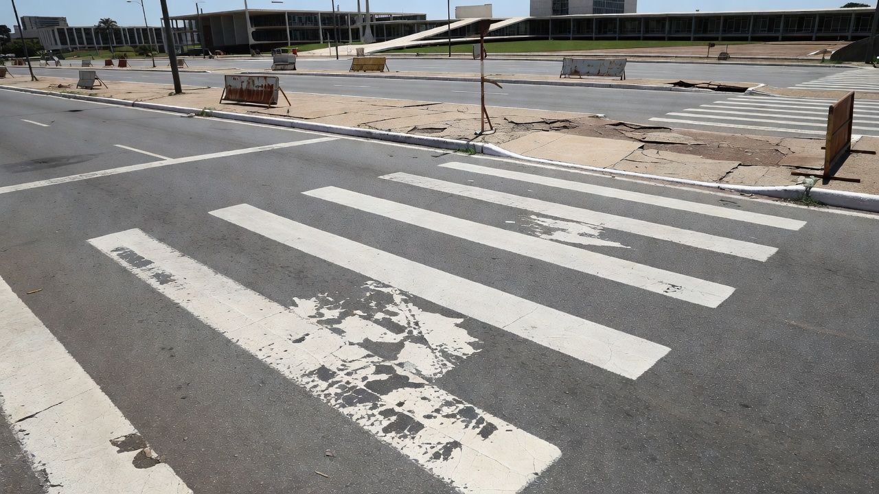 Faixas elevadas em frente a escola e hospital no DF, lei impõe custos altos