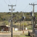 Postes e linhas de energia elétrica no Recanto das Emas, Brasília