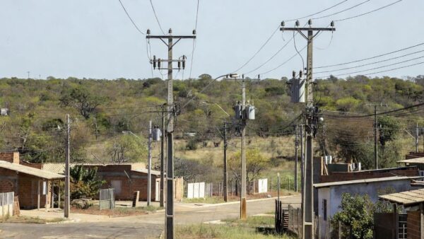 Postes e linhas de energia elétrica no Recanto das Emas, Brasília