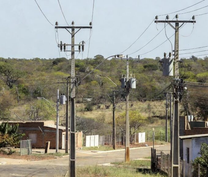 Postes e linhas de energia elétrica no Recanto das Emas, Brasília