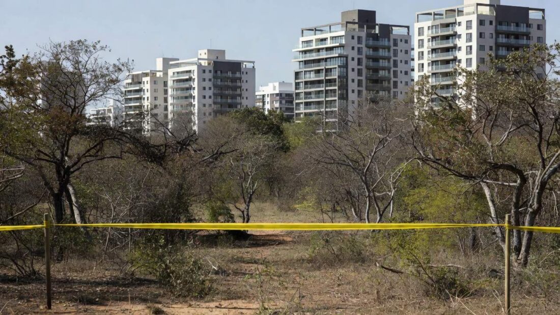 Condomínio no DF isolado por fita policial após tiroteio