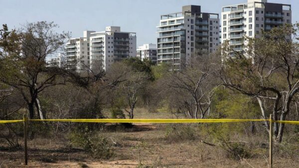 Condomínio no DF isolado por fita policial após tiroteio