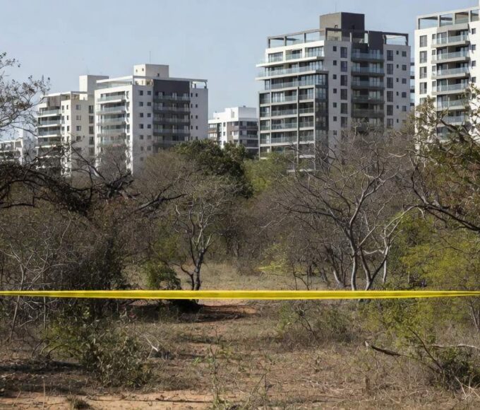 Condomínio no DF isolado por fita policial após tiroteio