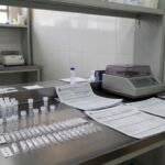 Laboratório com equipamentos do teste do pezinho ampliado no Distrito Federal