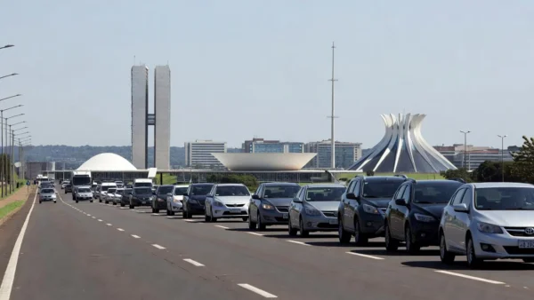Carreata em rodovia no DF com skyline de Brasília ao fundo